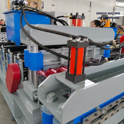 Equipamento autom&aacute;tico para fabricar dois tipos de perfis met&aacute;licos simultaneamente com corte hidr&aacute;ulico