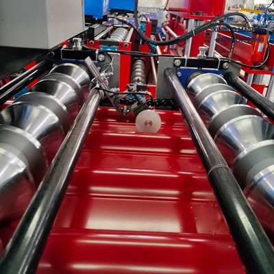 Equipamento autom&aacute;tico para fabricar dois tipos de perfis met&aacute;licos simultaneamente com corte hidr&aacute;ulico