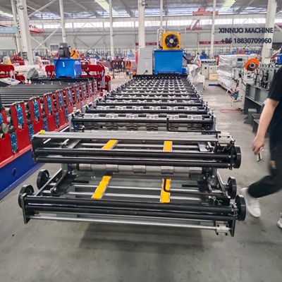 Equipamento autom&aacute;tico para fabricar dois tipos de perfis met&aacute;licos simultaneamente com corte hidr&aacute;ulico