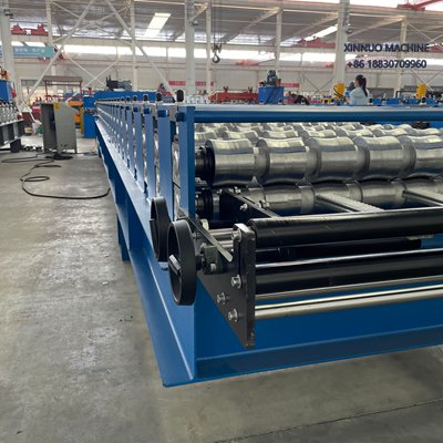 Equipamento automático para fabricar telhas TR25/1020 com corte hidráulico e perfil uniforme