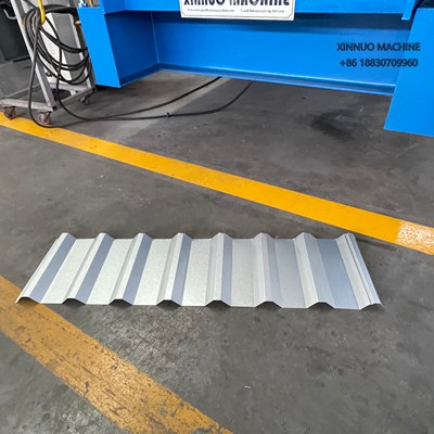 Equipamento automático para fabricar telhas TR25/1020 com corte hidráulico e perfil uniforme