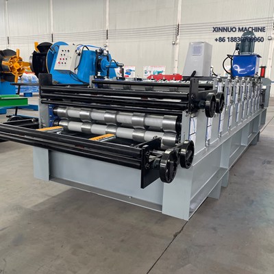 Equipamento autom&aacute;tico para fabricar dois tipos de telhas simultaneamente com corte hidr&aacute;ulico