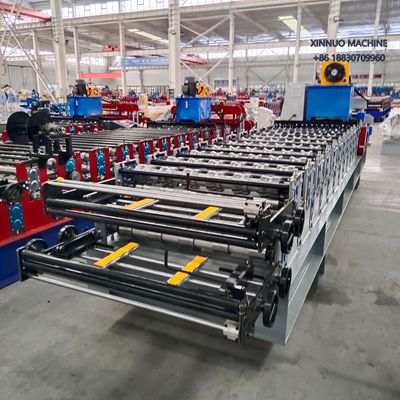 Equipamento autom&aacute;tico para fabricar dois tipos de telhas simultaneamente com corte hidr&aacute;ulico