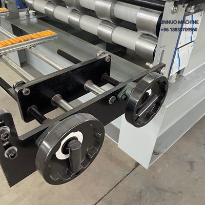 Equipamento autom&aacute;tico para fabricar dois tipos de telhas simultaneamente com corte hidr&aacute;ulico