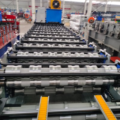 Equipamento autom&aacute;tico para fabricar dois tipos de telhas simultaneamente com corte hidr&aacute;ulico