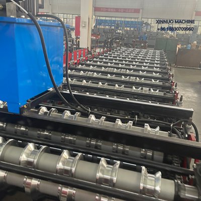 Equipamento autom&aacute;tico para fabricar dois tipos de telhas simultaneamente com corte hidr&aacute;ulico