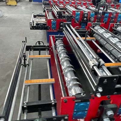 Equipamento autom&aacute;tico para fabricar dois tipos de telhas simultaneamente com corte hidr&aacute;ulico