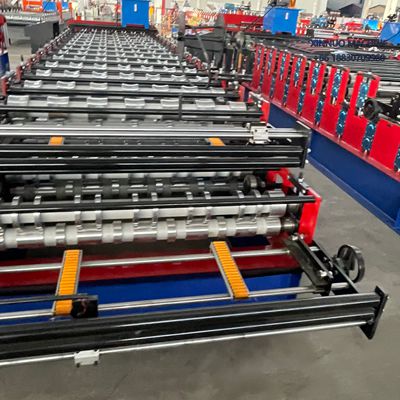 Equipamento autom&aacute;tico para fabricar dois tipos de telhas simultaneamente com corte hidr&aacute;ulico