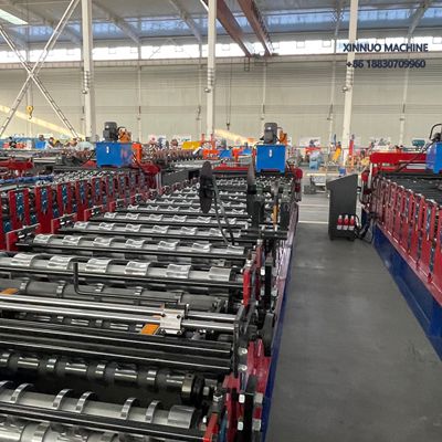 Equipamento autom&aacute;tico para fabricar dois tipos de telhas simultaneamente com corte hidr&aacute;ulico