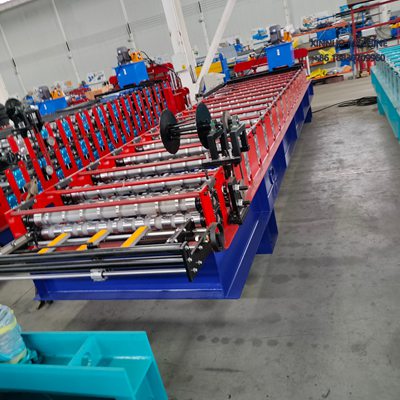 Machine for trapezoidal roof sheets, efficient, easy to operate, ideal for Latin American markets.