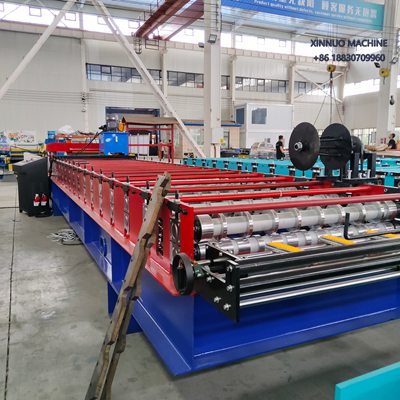 Machine for trapezoidal roof sheets, efficient, easy to operate, ideal for Latin American markets.