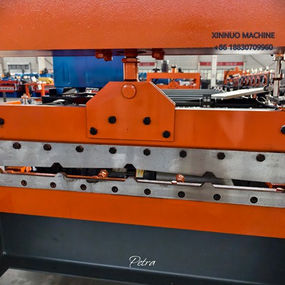 Acanaladora TR5 para zinc y acero, eficiente y fácil de usar, ideal para techos en Latinoamérica.