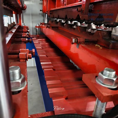 Máquina para fabricar tejas metálicas, eficiente, fácil de usar y adaptada al mercado latinoamericano.