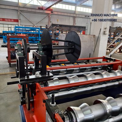 M&aacute;quina perfiladeira Colonial produz telhas elegantes e resistentes, ideais para casas e pousadas no Brasil.