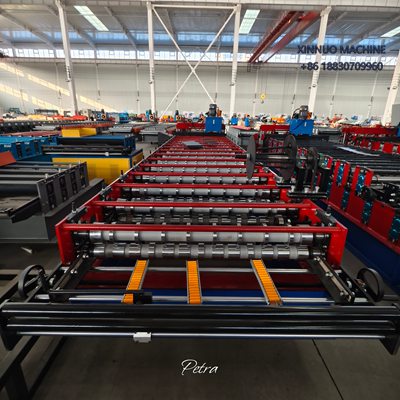 M&aacute;quina perfiladeira para telha galvanizada: 20 rolos, corte hidr&aacute;ulico e PLC com idiomas customiz&aacute;veis