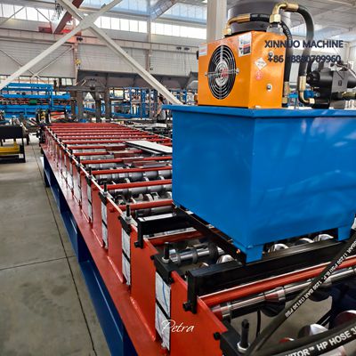 M&aacute;quina perfiladeira para telha galvanizada: 20 rolos, corte hidr&aacute;ulico e PLC com idiomas customiz&aacute;veis