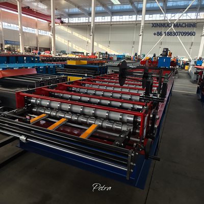 M&aacute;quina perfiladeira para telha galvanizada: 20 rolos, corte hidr&aacute;ulico e PLC com idiomas customiz&aacute;veis