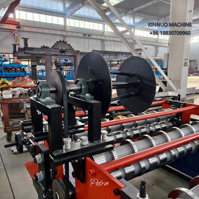 M&aacute;quina perfiladeira para telha galvanizada: 20 rolos, corte hidr&aacute;ulico e PLC com idiomas customiz&aacute;veis