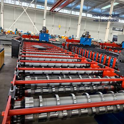 M&aacute;quina perfiladeira para telha galvanizada: 20 rolos, corte hidr&aacute;ulico e PLC com idiomas customiz&aacute;veis