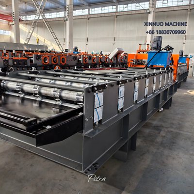 Perfiladeira de telha trapezoidal TP-22, estrutura durável, fácil operação e suporte completo no Brasil.