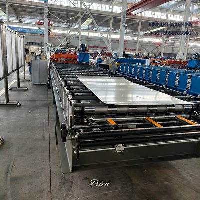 M&aacute;quina perfiladeira TP-25, produz telhas trapezoidais resistentes com corte preciso e opera&ccedil;&atilde;o f&aacute;cil.