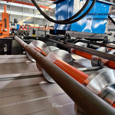 M&aacute;quina TP-100 produz telhas trapezoidais robustas, perfeitas para galp&otilde;es, shoppings e armaz&eacute;ns no Brasil.