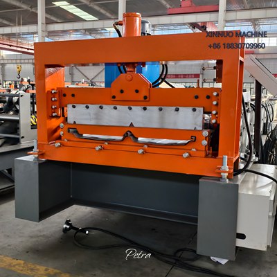 M&aacute;quina TP-100 produz telhas trapezoidais robustas, perfeitas para galp&otilde;es, shoppings e armaz&eacute;ns no Brasil.