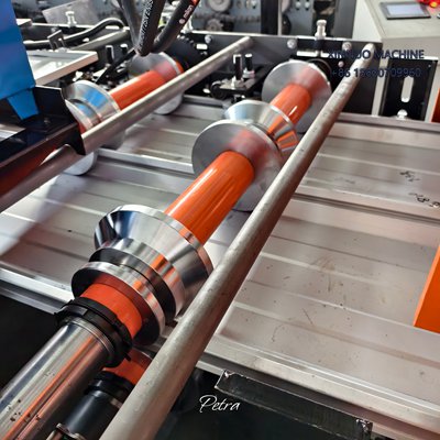 M&aacute;quina TP-100 produz telhas trapezoidais robustas, perfeitas para galp&otilde;es, shoppings e armaz&eacute;ns no Brasil.