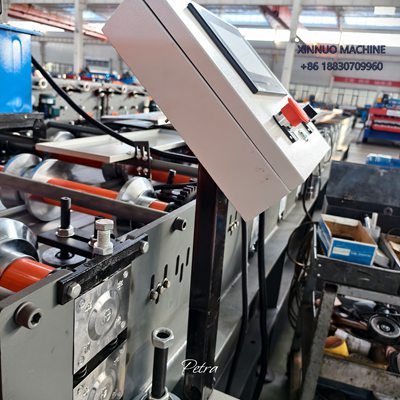 M&aacute;quina TP-100 produz telhas trapezoidais robustas, perfeitas para galp&otilde;es, shoppings e armaz&eacute;ns no Brasil.