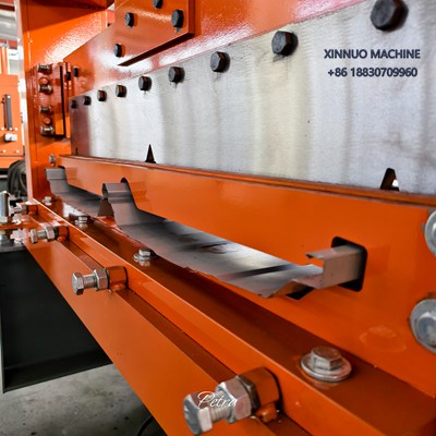 M&aacute;quina TP-100 produz telhas trapezoidais robustas, perfeitas para galp&otilde;es, shoppings e armaz&eacute;ns no Brasil.