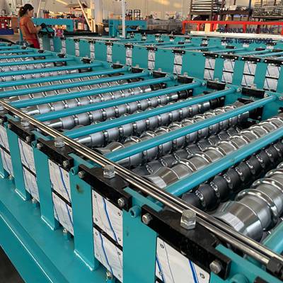 High-speed iron roof sheet roll forming machine with servo motor and chain drive for precise production.