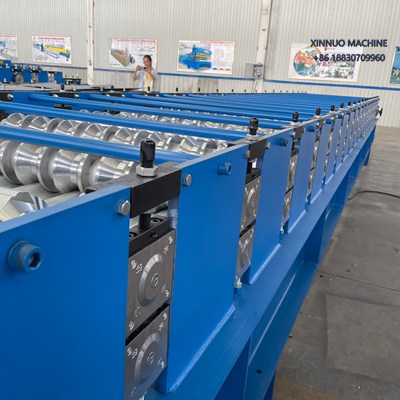 High-speed R-101 metal roof machine with chain drive and servo motors for precise panel production.