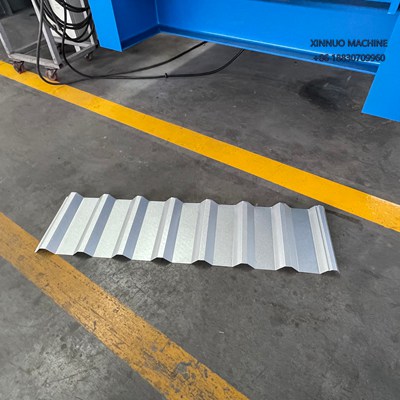 High-speed R-101 metal roof machine with chain drive and servo motors for precise panel production.