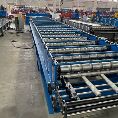 High-speed R-101 metal roof machine with chain drive and servo motors for precise panel production.
