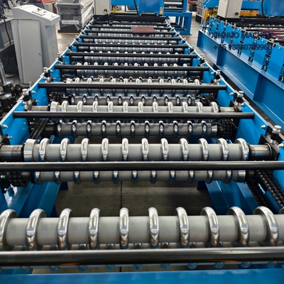 Acanaladora de chapa econ&oacute;mica para fabricar l&aacute;minas onduladas de techo met&aacute;lico con corte hidr&aacute;ulico.