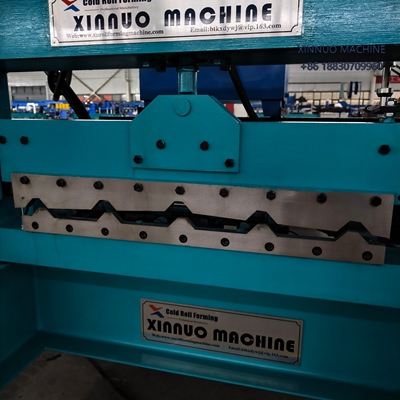 M&aacute;quina conformadora trapezoidal de configuraci&oacute;n media, ideal para fabricar techos met&aacute;licos precisos.