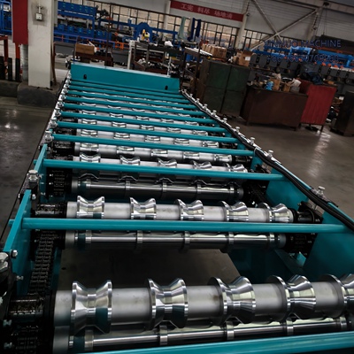 M&aacute;quina conformadora trapezoidal de configuraci&oacute;n media, ideal para fabricar techos met&aacute;licos precisos.