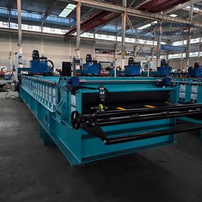 M&aacute;quina conformadora trapezoidal de configuraci&oacute;n media, ideal para fabricar techos met&aacute;licos precisos.