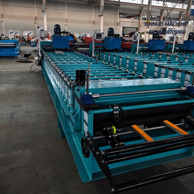 M&aacute;quina conformadora trapezoidal de configuraci&oacute;n media, ideal para fabricar techos met&aacute;licos precisos.