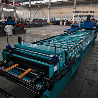 M&aacute;quina conformadora trapezoidal de configuraci&oacute;n media, ideal para fabricar techos met&aacute;licos precisos.