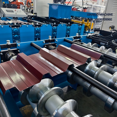 Máquina conformadora económica para lámina trapezoidal, ideal para techos metálicos de alta precisión.