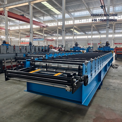 Máquina conformadora económica para lámina trapezoidal, ideal para techos metálicos de alta precisión.