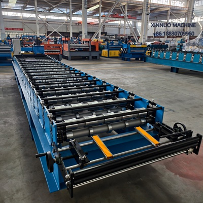 Máquina conformadora económica para lámina trapezoidal, ideal para techos metálicos de alta precisión.