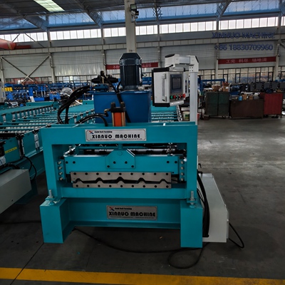 Perfiladeira de Telha Trapézio-40 com servo motor, corte hidráulico e produção de até 20 m/min.