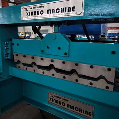 Perfiladeira de Telha Trapézio-40 com servo motor, corte hidráulico e produção de até 20 m/min.