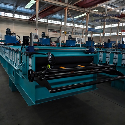 Perfiladeira de Telha Trapézio-40 com servo motor, corte hidráulico e produção de até 20 m/min.