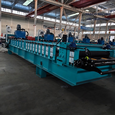 Perfiladeira de Telha Trapézio-40 com servo motor, corte hidráulico e produção de até 20 m/min.