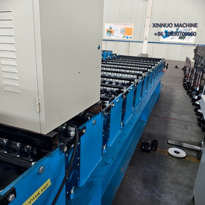 Máquina perfiladeira de telhas onduladas econômica, com corte hidráulico e estrutura resistente.