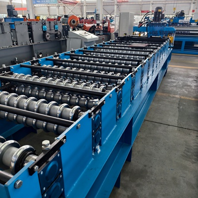 Máquina perfiladeira de telhas onduladas econômica, com corte hidráulico e estrutura resistente.