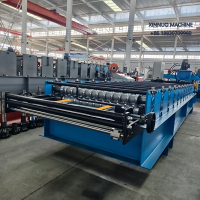 Máquina perfiladeira de telhas onduladas econômica, com corte hidráulico e estrutura resistente.